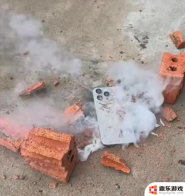 男子愤怒砸碎iPhone，引发冒烟事件！5招教你安全使用苹果手机